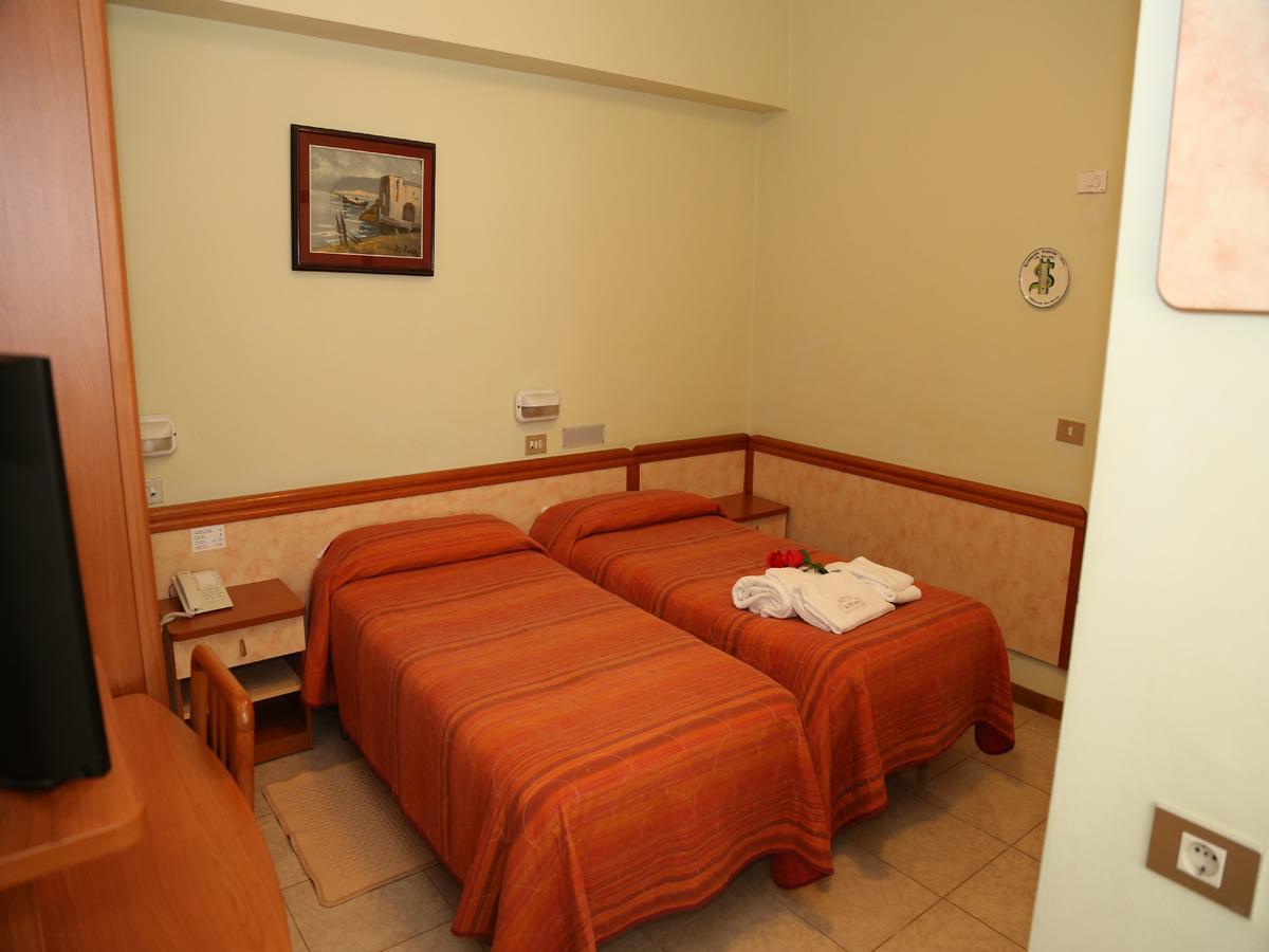 Hotel Al Dollaro Cattolica Esterno foto